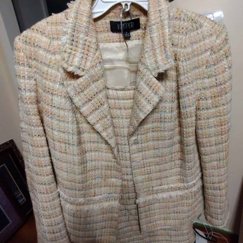 Skirt suit